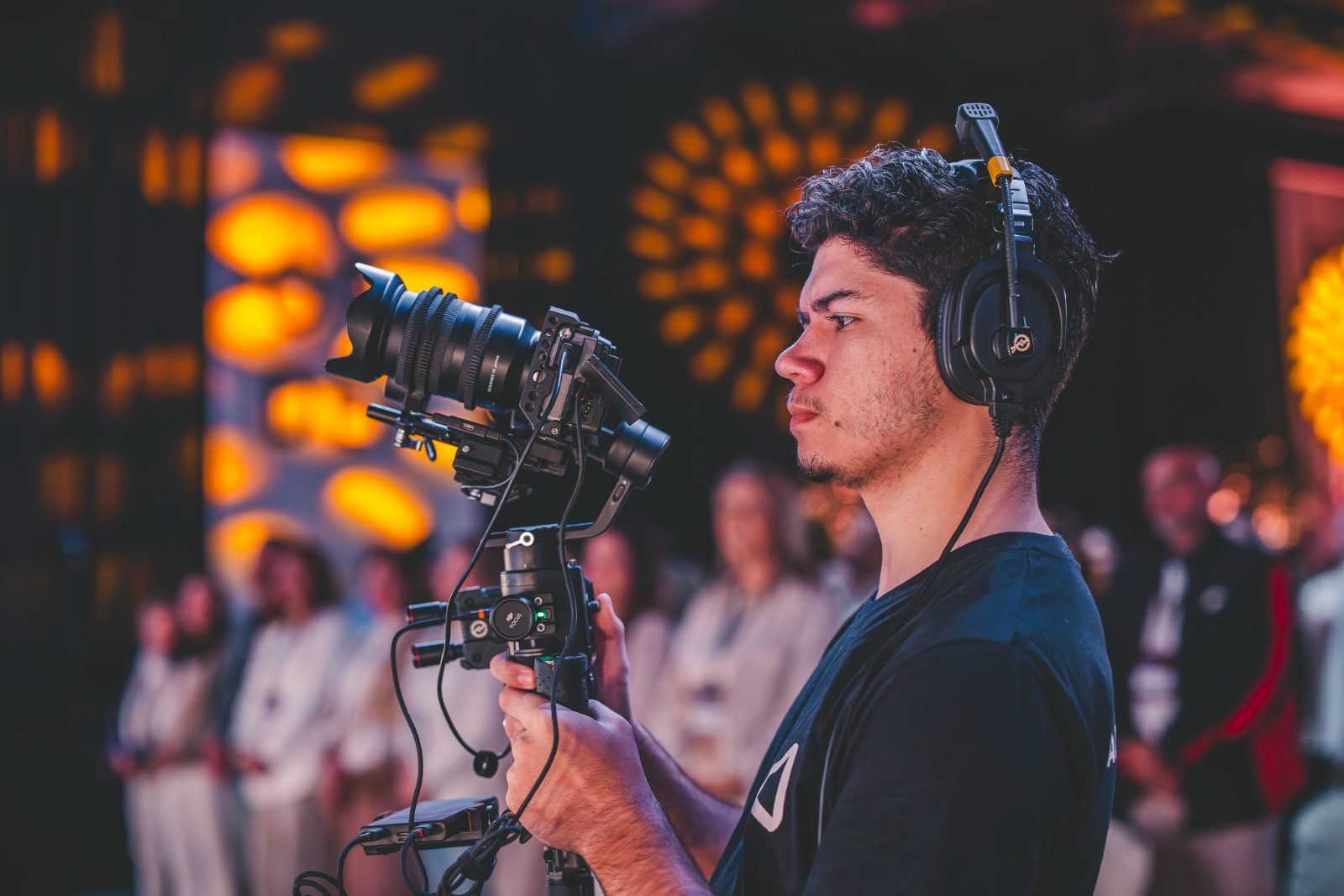 Operador de câmera em evento